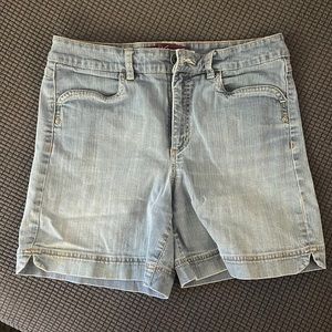 Light was gloria vanderbilt Jean shorts